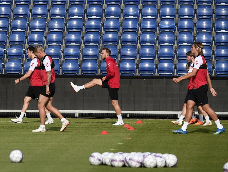 Christian Eriksen er tilbage i rollen som landsholdets omdrejningspunkt.
    Christian Eriksen løfter ben ved aftenens træning.
   Poulsen Lars/POLFOTO