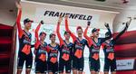 Kollektiv BMC-jubel på podiet efter sejren på 1. etapes holdløb i Schweiz Rundt. 