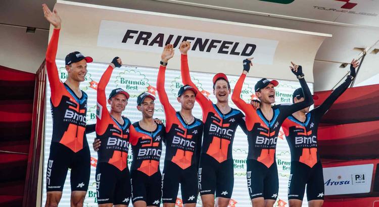 Kollektiv BMC-jubel på podiet efter sejren på 1. etapes holdløb i Schweiz Rundt. 