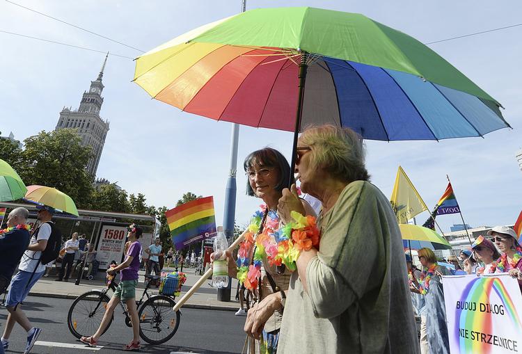 
   Folk på gaderne i Warszawa.
   Czarek Sokolowski/AP