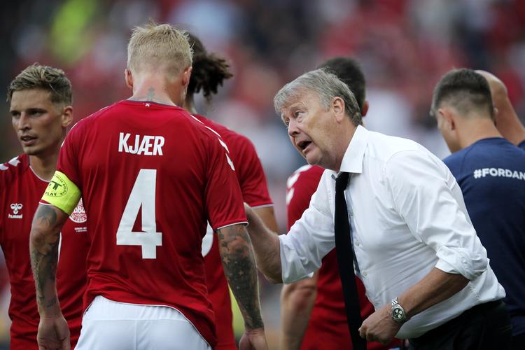 Landstræner Åge Hareide taler med anfører Simon Kjær.
   Jens Dresling/POLFOTO