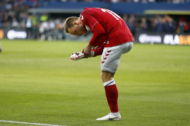 Da målet til 2-0 var sat ind, sendte Christian Eriksen sendte et kys af sted til sin gyldne højre fod og støvlen, hvor datoen for hans søns fødsel stod skrevet. Finn Frandsen/POLFOTO
