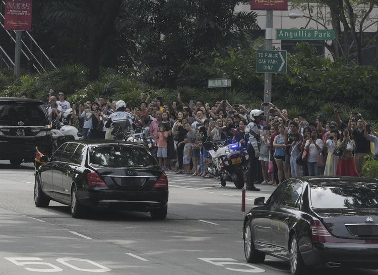 Tilskuere følger med, da den nordkoreanske leder, Kim Jong-un tidligere på dagen ankom i Singapore.  Joseph Nair/AP