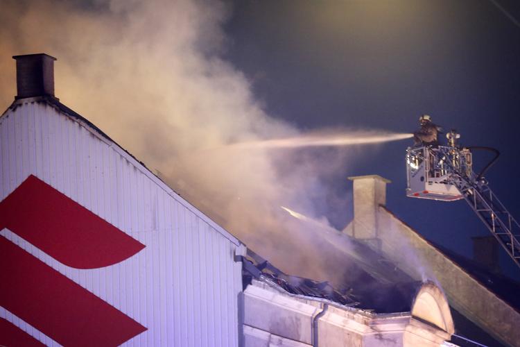 Der var omfattende tagbrand i ejedomsbygning på Frederikssundsvej lørdag aften. Jens Dresling/POLFOTO