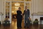 Nordkoreas leder, Kim Jong-un mødtes kort efter ankomsten i Singapore med landets leder, Lee Hsien Loong. Wong Maye-e/AP