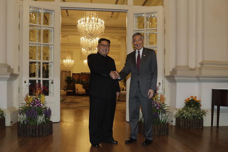 Nordkoreas leder, Kim Jong-un mødtes kort efter ankomsten i Singapore med landets leder, Lee Hsien Loong. Wong Maye-e/AP