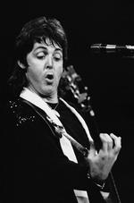 Der er gået mange år, siden Paul McCartney spillede med 'Wings' i Nassau Coliseum på Long Island, New York. I går aftes overraskede han en masse pubgæster med en koncert.  Red/AP