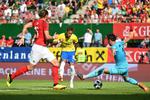 Med denne scoring, hans 55. på landsholdet, er 26-årige Neymar nummer tre på listen over alle tiders mest scorende brasilianere efter Pele (77 mål) og Ronaldo (62 mål). Joe Klamar/Ritzau Scanpix