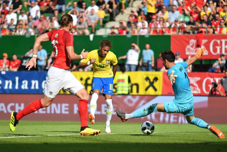 Med denne scoring, hans 55. på landsholdet, er 26-årige Neymar nummer tre på listen over alle tiders mest scorende brasilianere efter Pele (77 mål) og Ronaldo (62 mål). Joe Klamar/Ritzau Scanpix