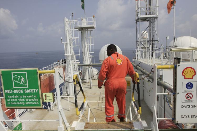 Det er blandt andet Shell, der på få år har haft flere end 1.000 olieudslip alene i Niger-deltaet, som har fået del i milliarder fra danske pensionsselskaber. Arkivfoto Sunday Alamba