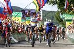 Peter Sagan jubler efter at have overspurtet Fernando Gaviria (th) til sejren på 2. etape i Schweiz Rundt. 