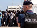 MIgranter stod lørdag i kø i Reggio Calabria i det sydlige Italien.      Marco Costantino/AP