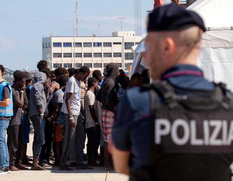 MIgranter stod lørdag i kø i Reggio Calabria i det sydlige Italien.      Marco Costantino/AP