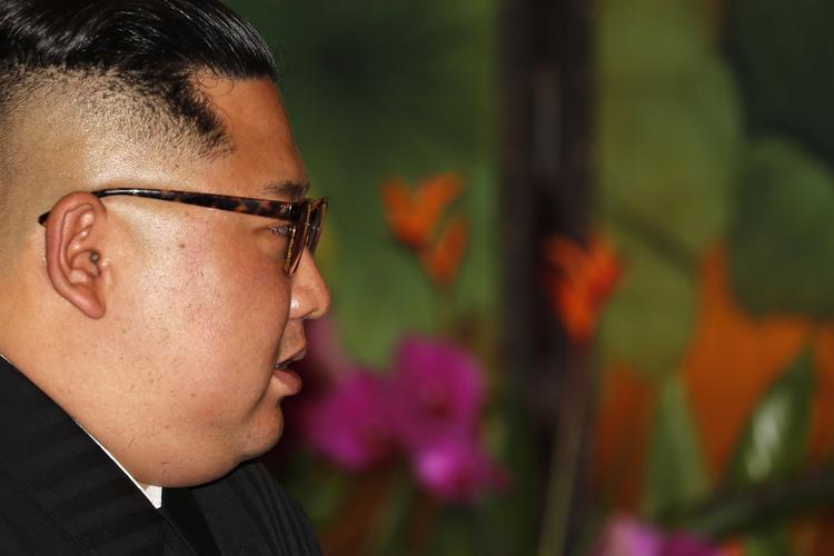Nordkoreas leder, Kim Jong-un, vil i morgen diskutere atomnedrustning med USA's præsident, Donald Trump. Men det er uklart, om det blot er et et forsøg på at holde USA hen, eller om Kim Jong-un reelt er parat til at afskaffe nogle af sine atomvåben. Wong Maye-e/AP