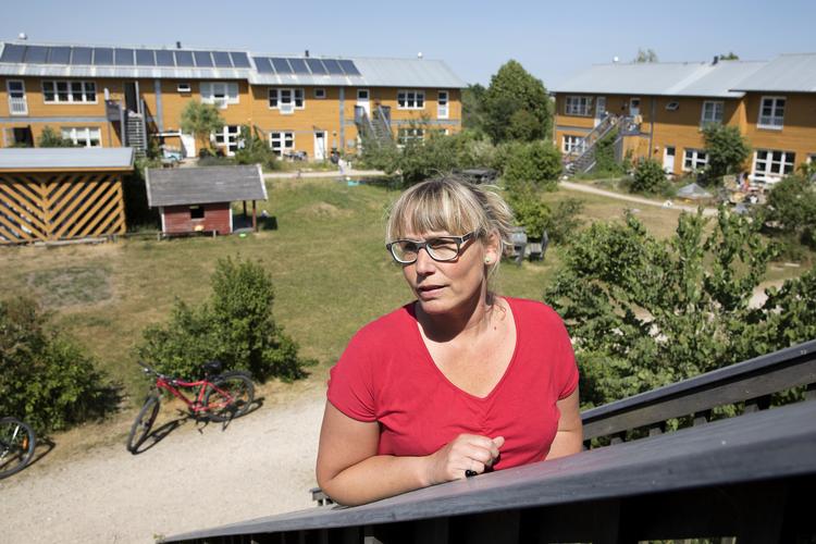 Lotte Lund har undersøgt sine pensioner, og mens hun mener, at hun er en bevidst forbruger, der handler bæredygtigt, blev hun overrasket over, hvilke virksomheder hendes pensionsselskab investerede i. Finn Frandsen/POLFOTO