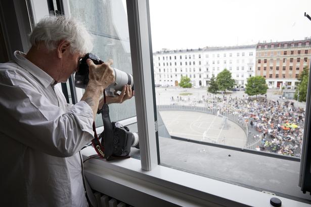 Yann Arthus Bertrand fotograferer fra Zahles Skole. (Foto: Jens Astrup/Ritzau Scanpix)
   Jens Astrup/Ritzau Scanpix