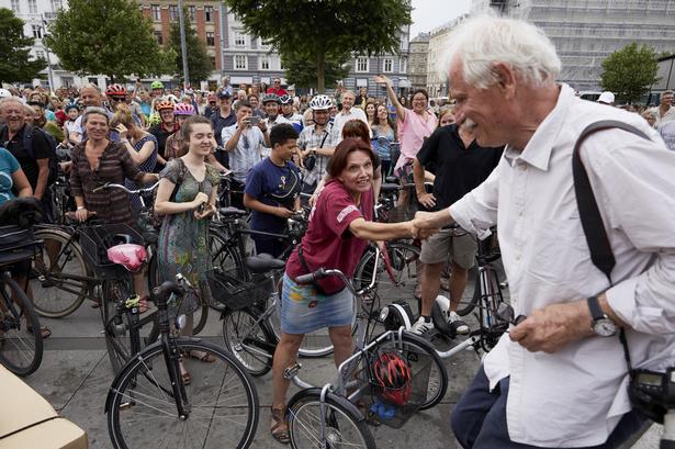 Yann Arthus Bertrand hilser på publikum.  (Foto: Jens Astrup/Ritzau Scanpix)
   Jens Astrup/Ritzau Scanpix