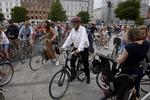 Mogens Lykketoft med cykelhjelm. (Foto: Jens Astrup/Ritzau Scanpix)
   Jens Astrup/Ritzau Scanpix