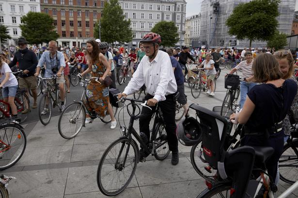 Mogens Lykketoft med cykelhjelm. (Foto: Jens Astrup/Ritzau Scanpix)
   Jens Astrup/Ritzau Scanpix