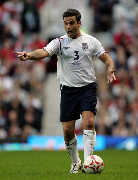 Robbie Williams spiller ofte med i velgørenhedskampe. Her er han i aktion i 2006 i en engelsk landsholdstrøje.  Dave Thompson/AP
