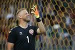Selv om Kasper Schmeichel ikke vil sammenlignes med sin far, så kunne denne gestus med fire løftede fingre fra lørdagens kamp mod Mexico med lidt ond vilje godt tolkes som en hilsen til Peter Schmeichel. For nu er der ikke scoret mod Kasper Schmeichel i fire landskampe i træk. Det har bidraget til en bemærkelsesværdig landsholdsrekord. Jens Dresling/POLFOTO