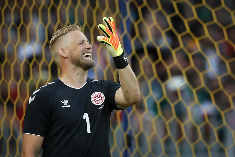 Selv om Kasper Schmeichel ikke vil sammenlignes med sin far, så kunne denne gestus med fire løftede fingre fra lørdagens kamp mod Mexico med lidt ond vilje godt tolkes som en hilsen til Peter Schmeichel. For nu er der ikke scoret mod Kasper Schmeichel i fire landskampe i træk. Det har bidraget til en bemærkelsesværdig landsholdsrekord. Jens Dresling/POLFOTO