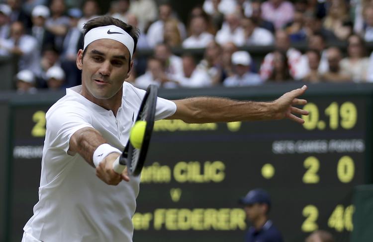 Når underlaget skifter fra grus til græs, skifter manden i hovedrollen navn fra Rafael Nadal til Roger Federer. Men niveauet holdes helt i top.   Daniel Leal-olivas/AP