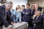 Hvad mon hun siger til Trump? Er hun vred? Eller bekymret? Og preller det af på Trump? Mange har nok spekuleret over billedet fra G-7 topmødet i weekenden, hvor den tyske kansler, Angela Merkel, taler med  USA's præsident Donald Trump. I billedet ses også bl.a. den franske præsident Emmanuel Macron og Japans premiereminister, Shinzo Abe.  Jesco Denzel/AP