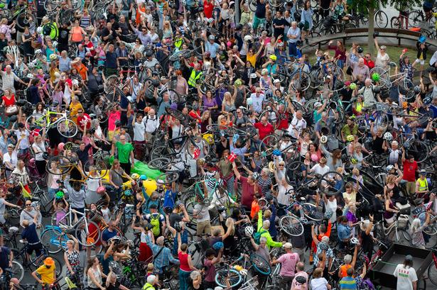 Sådan så det ud, da Yann Arthus-Bertrand fotograferede cyklisterne på Israels Plads.  Yann Arthus-Bertrand