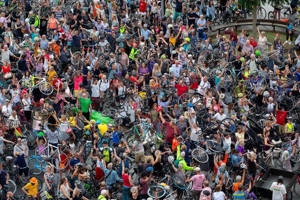 Sådan så det ud, da Yann Arthus-Bertrand fotograferede cyklisterne på Israels Plads.  Yann Arthus-Bertrand