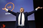 Du får en bog. Og du får en bog. Anders Samuelsen er inspireret af Bill Gates' gode ide.    Jacob Ehrbahn/POLFOTO