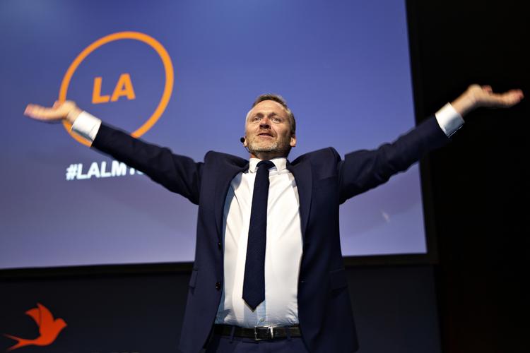 Du får en bog. Og du får en bog. Anders Samuelsen er inspireret af Bill Gates' gode ide.    Jacob Ehrbahn/POLFOTO