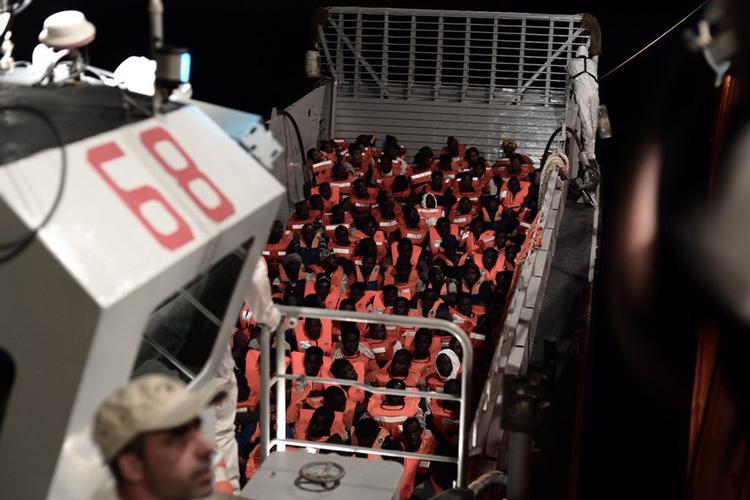 Skibet 'Aquarius'  er blevet nægtet at sejle i havne i både Italien og Malta. Nu har Spanien tilbudt at tage imod skibet med de 629 flygtninge og migranter.  Kenny Karpov/AP