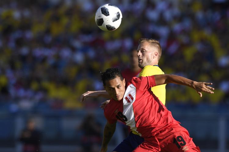 Da Sverige i lørdags mødte Peru spillede Sebastian Larsson (bagest)som den 11. svensker  landskamp nummer 100. Pontus Lundahl/AP