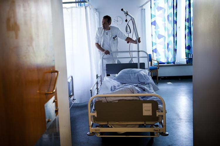 I rapporten skitseres en model, hvor tre forskellige overenskomster for hhv. rengøringsassistenter, portører og husassistenter erstattes af en generel overenskomst for servicemedarbejdere og assistenter. Martin Slottemo Lyngstad/POLFOTO