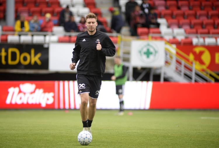 Selv om Nicklas Bendtner var erklæret helt klar efter sin lyskeskade, startede den vragede danske VM-spiller på bænken i Rosenborgs udekamp mod Tromsø. Bertinussen, Rune Stoltz/Ritzau Scanpix