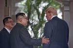 Først virkede Kim Jong-un nersøv. Men han blødte hurtigt lidt op. Kevin Lim/AP