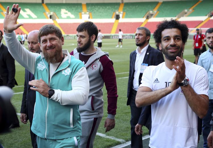 Mohammed Salah og  Ramzan Kadyrov på stadion sammen.  /Ritzau Scanpix