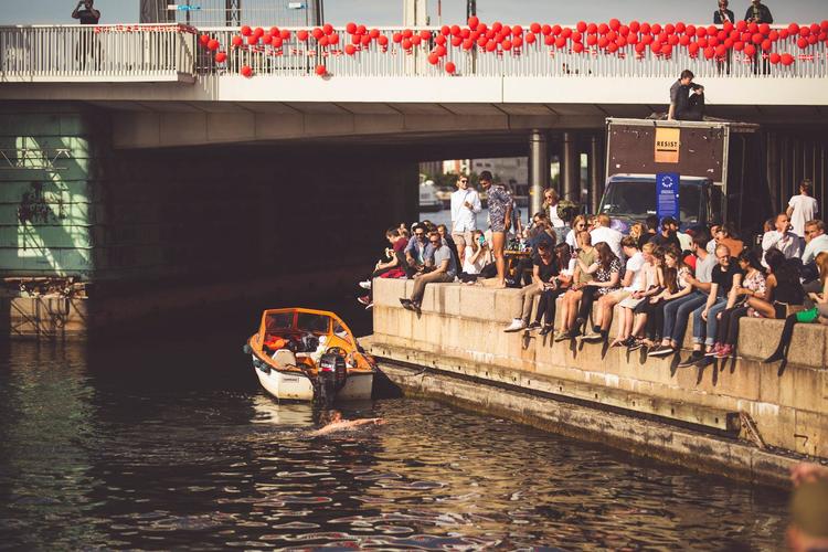 Fødselsdagsfejringen inkluderer langbords-middag og en menu med et bredt udvalgt af grillmad, et glas bobler samt is og fødselsdagschokoladekage til dessert. Pr-foto/ Daniel Urhøj