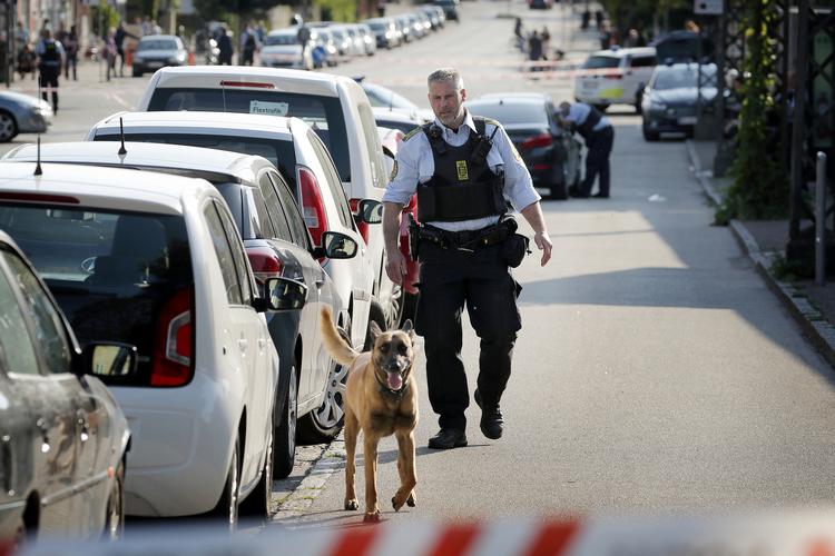 Politiet fotograferet 31. maj på Husum Torv, hvor der var blevet affyret flere skud. Natten til i dag blev der skud igen. 
   Jens Dresling/POLFOTO