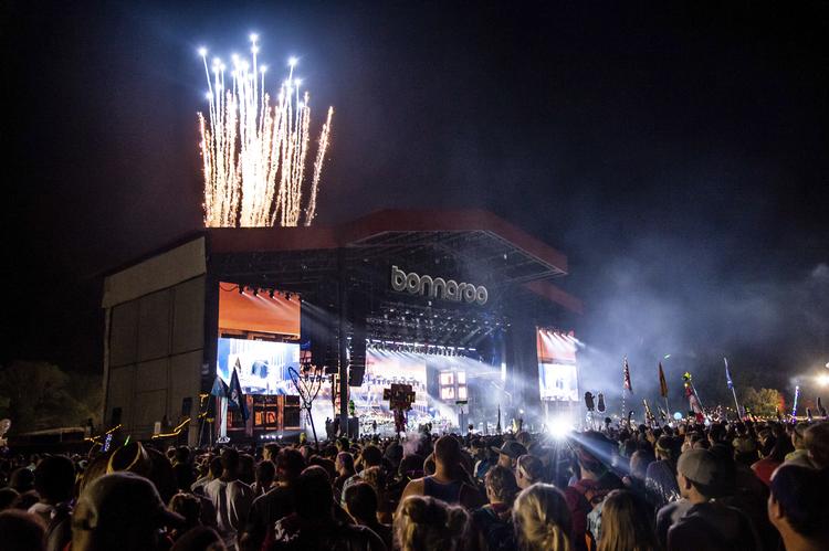 Eminem har brugt skudlydeffekten i sin sang 'Kill You', siden dens udgivelse i 2000. Men i weekenden til  Bonnaroo Musik og kunstfestival i Manchester, Tennessee, mødte lydeffekten pludselig stor protest.  Amy Harris/AP