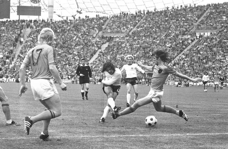 Gerd Müller fyrer løs og afgør VM-finalen mod Holland i 1974. Ap/AP