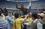 Pelé er den eneste fodboldspiller, der har vundet VM som aktiv. Her er han efter triumfen i 1970. /Ritzau Scanpix