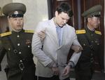 Otto Warmbier eskorteres af to nordkoreanske vagter under retssagen mod ham.  Jon Chol Jin/AP