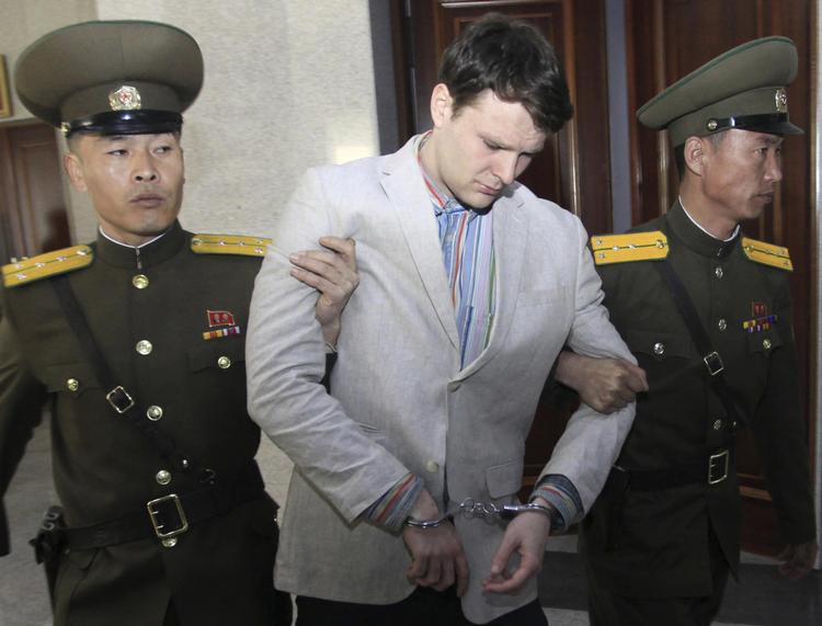 Otto Warmbier eskorteres af to nordkoreanske vagter under retssagen mod ham.  Jon Chol Jin/AP