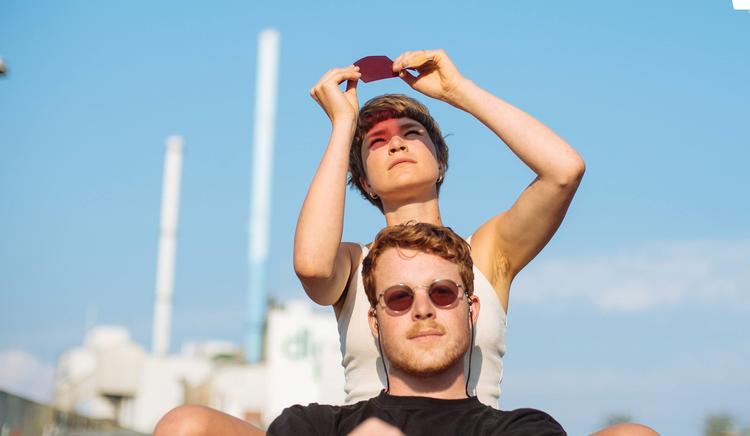 Tag til uforudsigelig fredagsfest hos KaosPiloterne på Teaterøen.  PR/foto