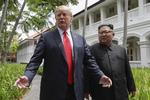 Donald Trump og Kim Jong-un mødtes tirsdag på en ø i Singapore - det første topmøde mellem USA og Nordkorea. Der kom dog ikke meget konkret ud af mødet, mener Nordkorea- og nedrustningseksperten Shannon N. Kile.  Evan Vucci/AP