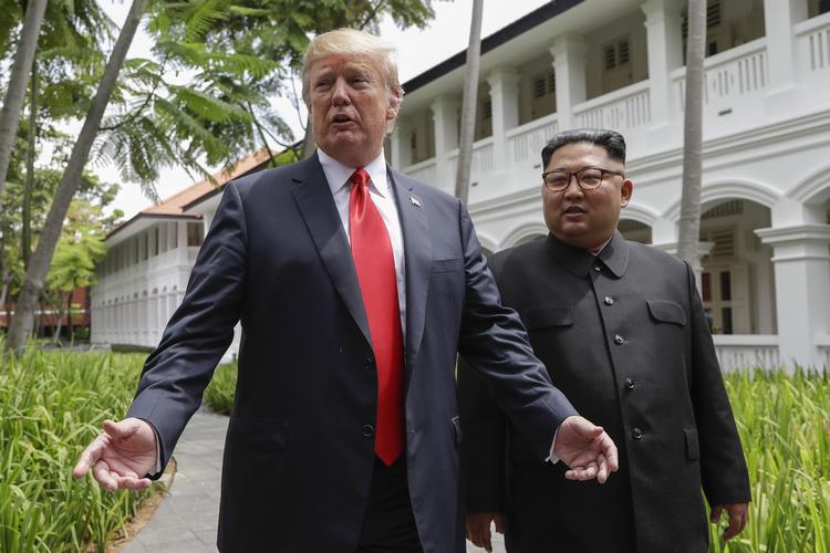 Donald Trump og Kim Jong-un mødtes tirsdag på en ø i Singapore - det første topmøde mellem USA og Nordkorea. Der kom dog ikke meget konkret ud af mødet, mener Nordkorea- og nedrustningseksperten Shannon N. Kile.  Evan Vucci/AP