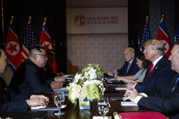 Nordkorea fortolker nu resultatet af topmødet i Singapore på den måde, at USA gav sig på to af Nordkoreas hovedkrav. Evan Vucci/AP