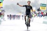 Christopher Juul-Jensen skriger sin glæde ud til omverdenen efter sit sejrrige gigantudbrud på 4. etape i Schweiz Rundt. Foto: Tour de Suisse. 